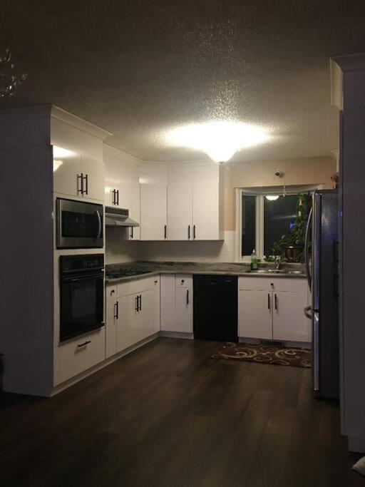 Renovated 4 Bedrooms 20 Sleeps Shopping Mall Edmonton Exteriör bild