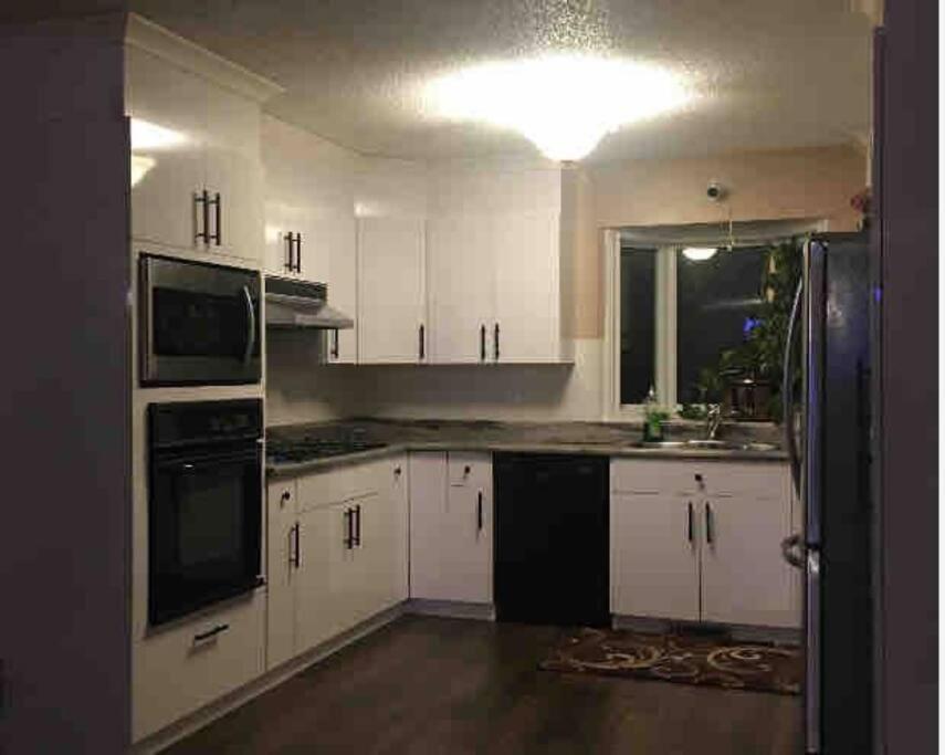 Renovated 4 Bedrooms 20 Sleeps Shopping Mall Edmonton Exteriör bild