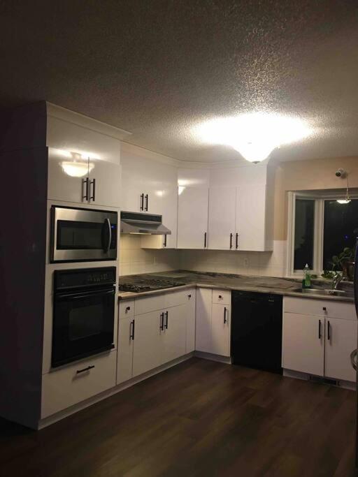 Renovated 4 Bedrooms 20 Sleeps Shopping Mall Edmonton Exteriör bild